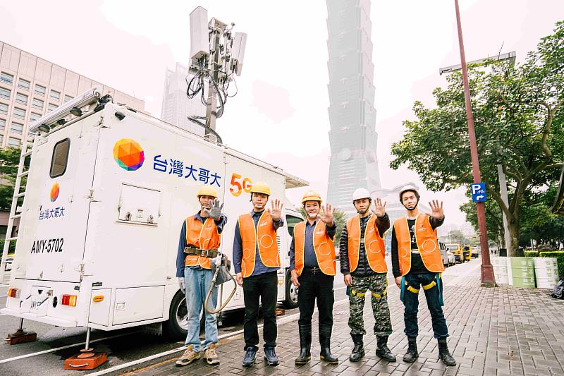 台灣大運用5G NRCA技術 搭配業界最大100MHz 3.5GHz黃金頻寬，整體網路容量較平日提升140%，熱區網路處理效能提升80%、上傳能力提升逾30%，最高上網速率突破2Gbps，確保跨年網路順暢穩定。