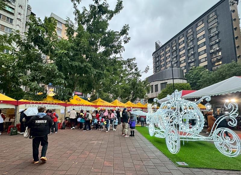 12月24日、25日，在東區商圈舉辦盛大的「大手牽小手 文安心共遊」社福聖誕園遊會。