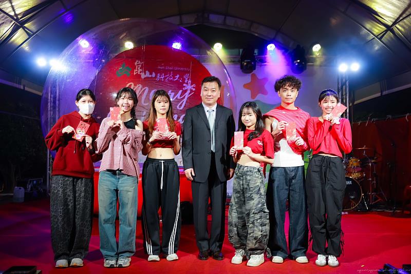 李天祥校長（中）頒發獎學金予幸運的學生。