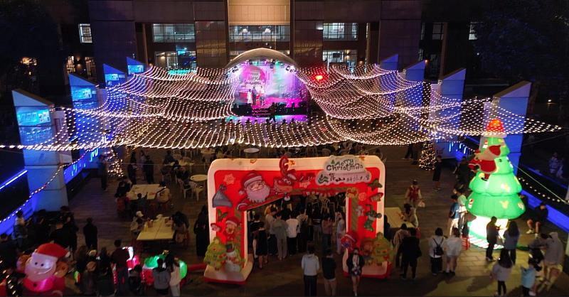 崑山科大聖誕點燈登場,星空燈海與煙火秀點亮校園夜空。