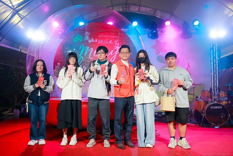 校友總會莊旭彬總會長（右3）頒發獎學金予幸運的學生。