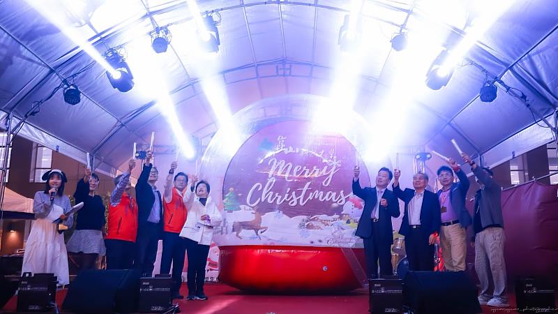 眾人手持螢光棒同步點亮校園聖誕燈飾。