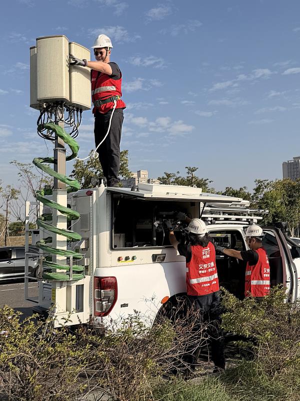 遠傳動員近千工程人員，提前完成全台21大跨年熱區，超過600座基站網路容量擴充作業，預計較平時網路容量增加8成。