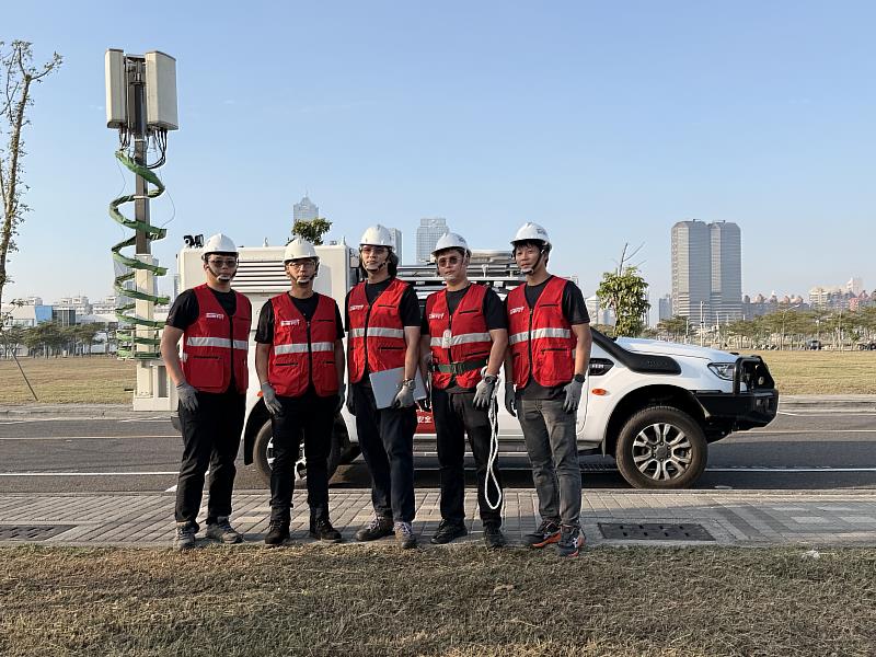 遠傳透過AI技術精準預判跨年網路需求,出動超過60台行動通訊車及臨時基地台,確保跨年期間通訊暢通無阻。