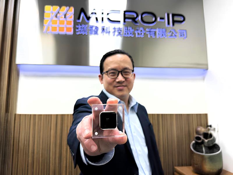 擷發科技(MICROIP)董事長楊健盟博士展示首顆自研NFC晶片。創下「一次投片即成功(First-time-right)」紀錄,且良率高達99%,展現公司精準的設計實力。