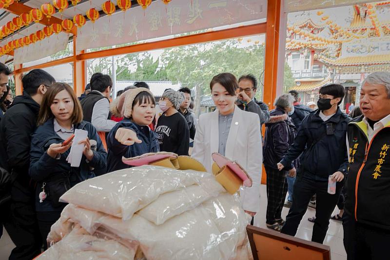 市長高虹安觀賞米豬作品。