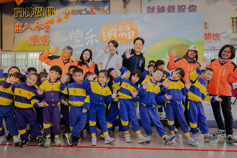 市長高虹安、副市長邱臣遠一同與開場表演小朋友合影。