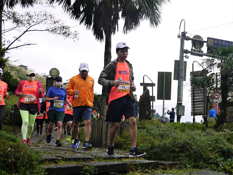 賽道以柏油公路與山間步道混合,一身跑裝即可進入山林。