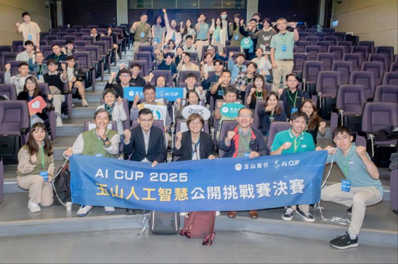 「AI CUP 2025玉山人工智慧公開挑戰賽」於12月13日舉辦複賽暨頒獎典禮,玉山金控科技長張智星(前排左2)、TAAI秘書長林家瑜老師(前排中)、教育部AI CUP計畫主持人蔡宗翰老師(前排左3)、協同主持人吳世弘老師(前排右3)與獲獎隊伍合影。