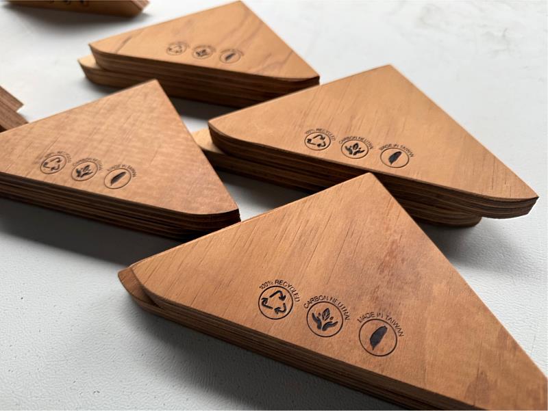 今年紀念品採用家具角料木材製作獎牌與獎盃，打造循環經濟模式。