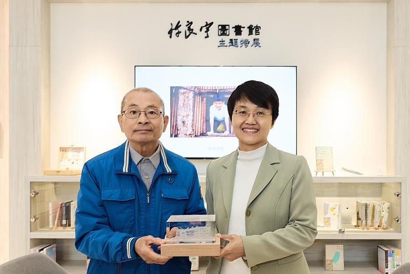 許良宇父親許景堂先生（左）與客委會古秀妃主委（右）互贈感謝牌。