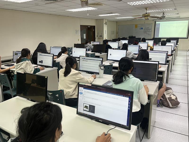 南華大學產設系推動國際證照輔導，開設「SSE Adobe Photoshop CC 國際證照輔導班」，學生應試情形。