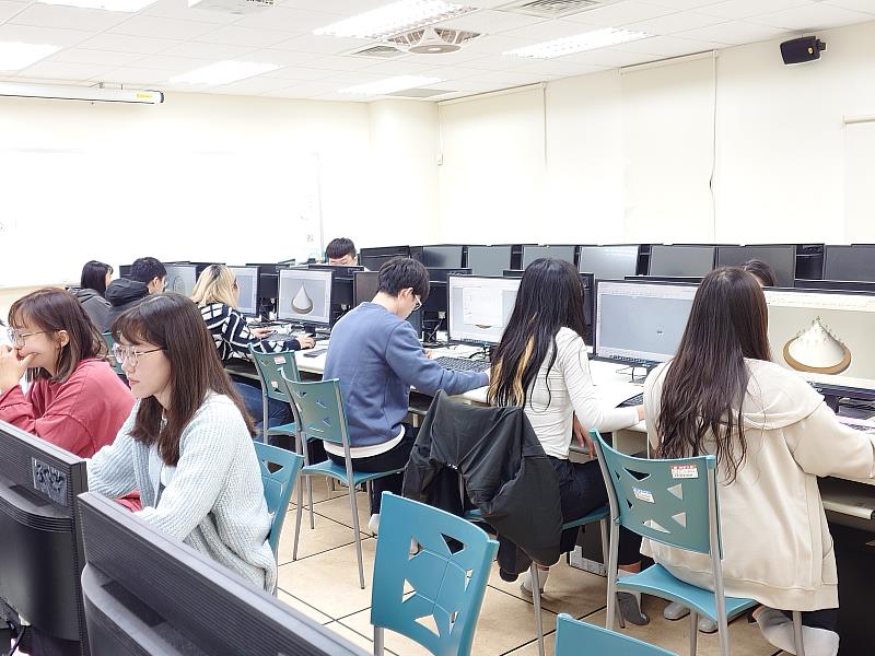 南華大學產設系推動國際證照輔導，開設「TQC 商品造型設計認證班」，學生應試情形。