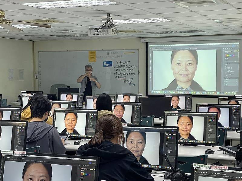 南華大學產設系推動國際證照輔導，開設「SSE Adobe Photoshop CC 國際證照輔導班」，學生專注聽講。
