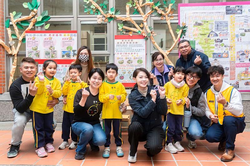 市長高虹安前往「舊愛玩創課」闖關與學童互動。