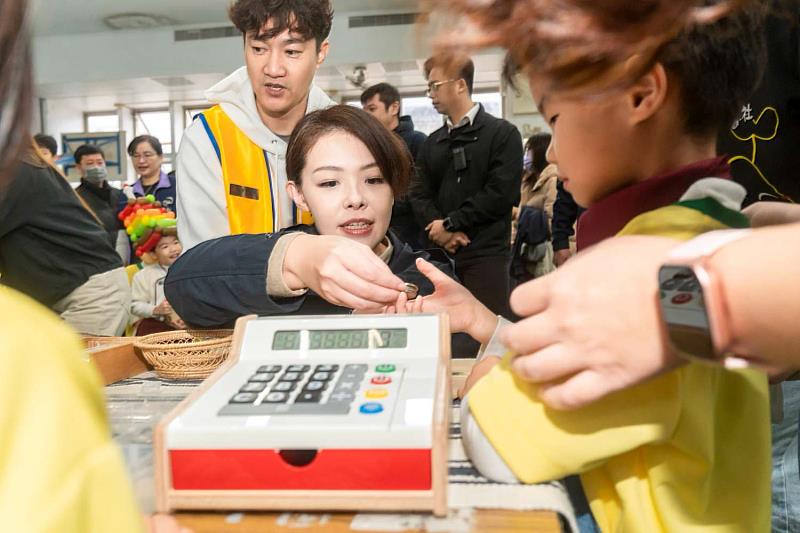 舊社國小26週年校慶與會貴賓合影。