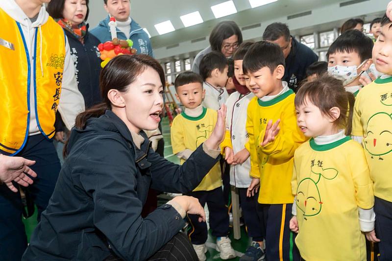 市長高虹安前往「舊愛玩創課」闖關與學童互動。