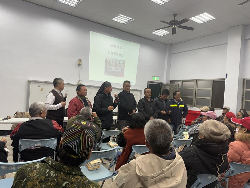 獵人小組向部落居民說明巡守路線及請居民放心