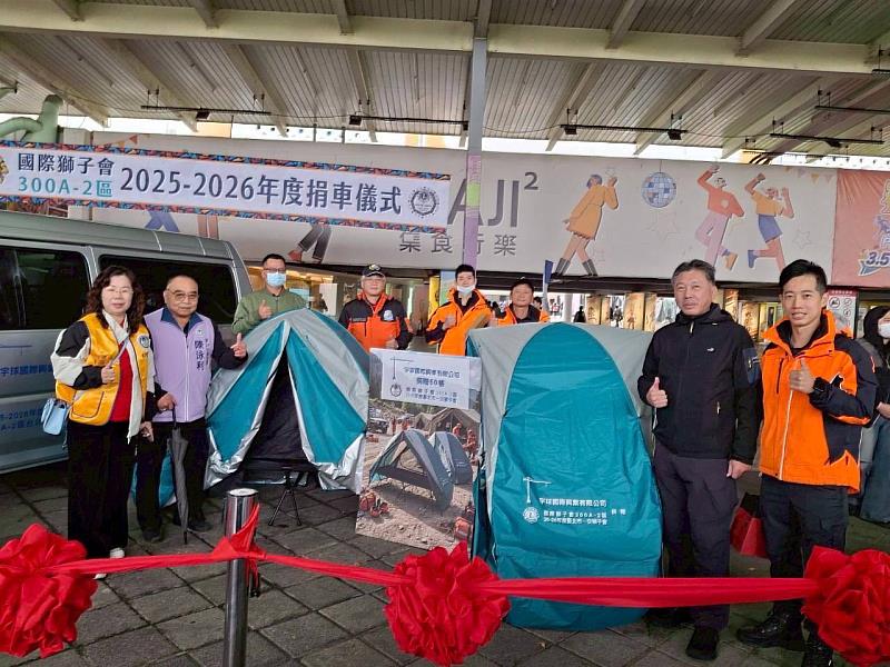 捐贈單位及新北消防局陳勝照專門委員合影