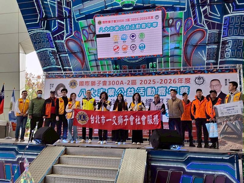 捐贈單位及新北消防局陳勝照專門委員合影