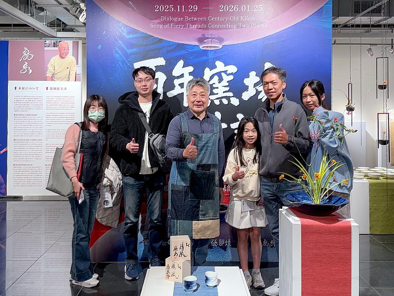 活動圓滿落幕，全體參與者與藝術家合影留念，在笑容中為這場充滿溫度的手作體驗畫下美好句點。