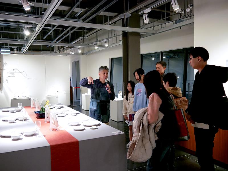 活動尾聲，老師帶領學員導覽《百年窯場的對話》展覽，從作品延伸分享生活陶的文化脈絡與創作故事。