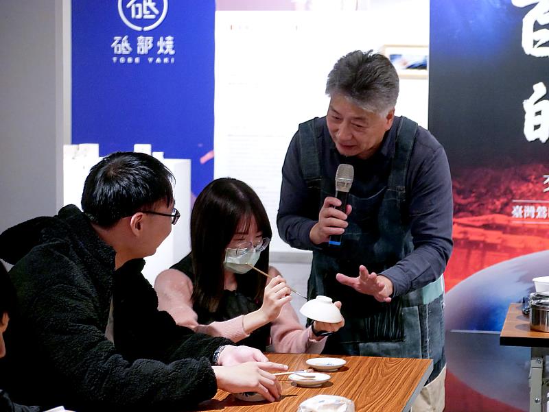 進入實作環節，老師逐一到桌邊指導，耐心協助調整用筆與濃淡，讓初次接觸釉下彩的學員也能安心上手。