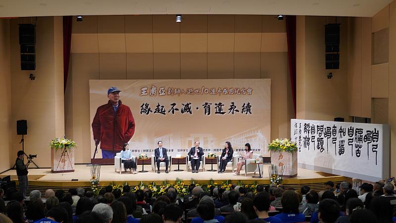 王廣亞創辦人逝世十週年感恩紀念會-教育燭火座談分享，教育部吳清基前部長(圖中)及、創辦人同事(長昇建設王朝榮王董事長左2)、好友及校友代表