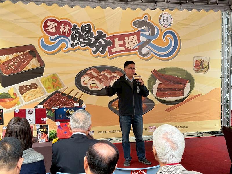 產發處長嚴翊琦向市民推廣雲林鰻魚。