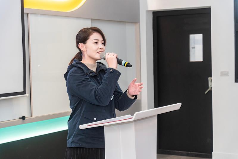 市長高虹安致詞感謝所有為數位實驗高中成立努力付出的人員，將持續推動校園發展。