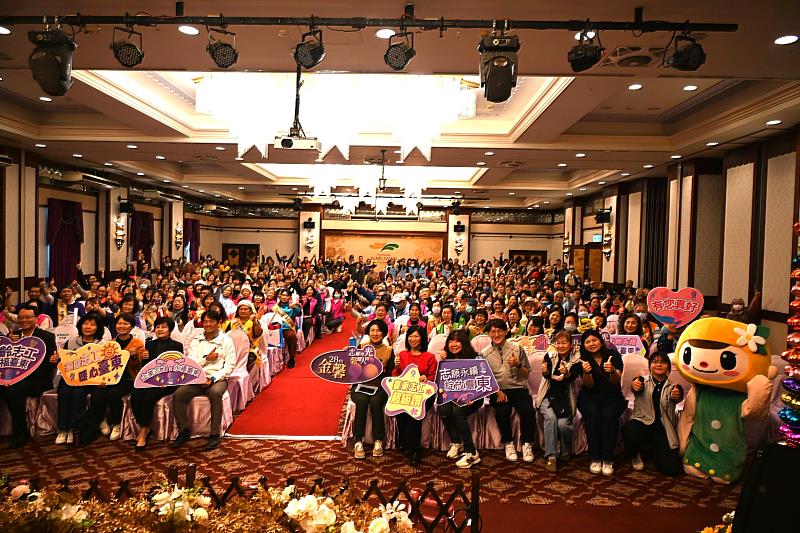 饒慶鈴表揚第28屆金馨獎296組志工與團隊