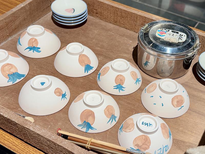 本場《台味創作碗》手作體驗成果一字排開，學員以釉下彩描繪屬於自己的台灣味，展現生活陶多元而溫暖的樣貌。