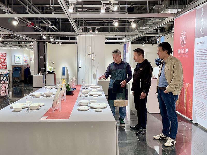 蘇正立於展場進行作品導覽與創作說明，分享鶯歌燒的工藝脈絡，區長曾明華到場聆聽並了解展覽內容。