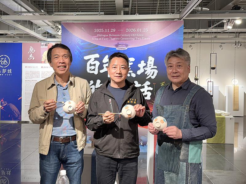 藝術家蘇正立(右)、鶯歌區長曾明華(中)與鶯歌光點董事長於活動中手持彩繪完成的陶碗合影,呈現手作體驗與生活陶文化的交流時刻。