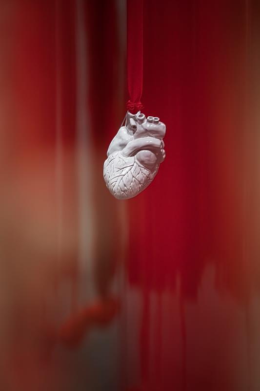 宜德思・盧信與尤佑倍苓（Idas Losin & Yuyoh Peilin），〈編織生命的紅〉（Weaving the Blossom of Life），2020-2025。（新北市美術館提供，攝影：狐色影像製作）