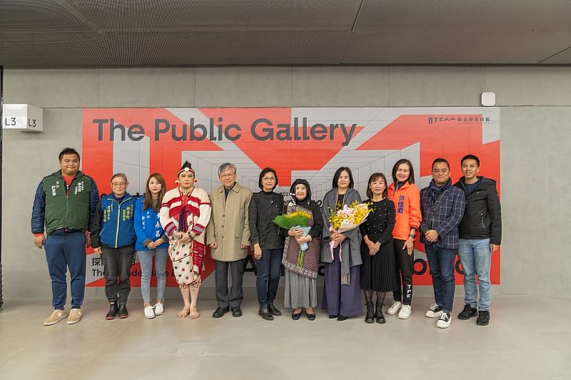新北市議員馬見Lahuy．Ipin（從右至左）、財團法人原住民族文化事業基金會董事長瑪拉歐斯、新北市議員洪佳君、新北市文化局陳春美專委、藝術家宜德思・盧信與尤佑倍苓、新北市美術館賴香伶館長、國立臺北藝術大學退休教授廖仁義、開幕演出藝術家東冬．侯溫及新北市議員黃永昌、林金結、廖宜琨服務處主任。（新北市美術館提供，攝影：狐色影像製作）
