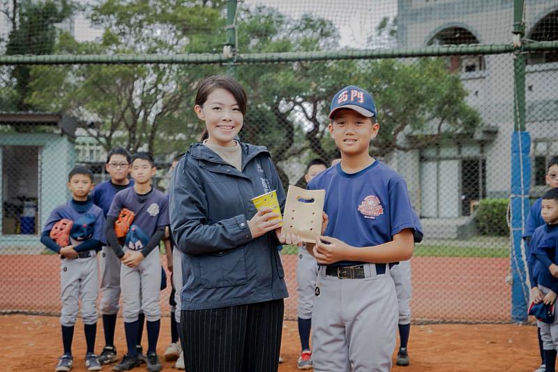 市長高虹安慰勞棒球隊增飲料及點心。