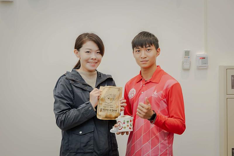 市長高虹安慰勞射箭隊增飲料及點心。
