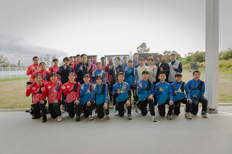 市長高虹安前往富禮國中慰勞射箭隊。