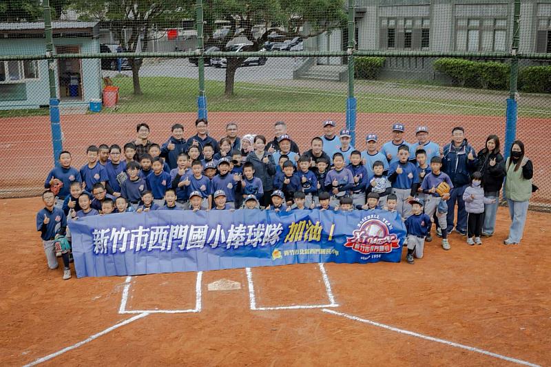 市長高虹安前往西門國小慰勞棒球隊與球員合影。