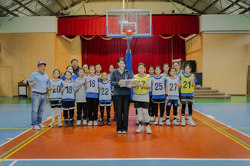 市長高虹安慰勞女子籃球隊。