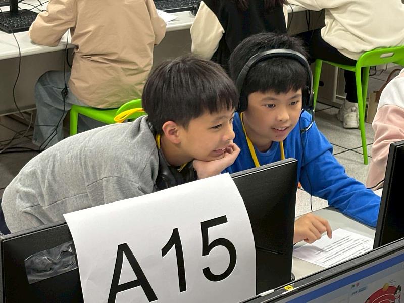 貓咪盃選手們聚精會神投入討論，盡情享受競賽樂趣。