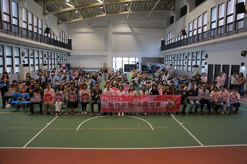 教育處副處長張品珊勉勵參賽選手，開心合影。