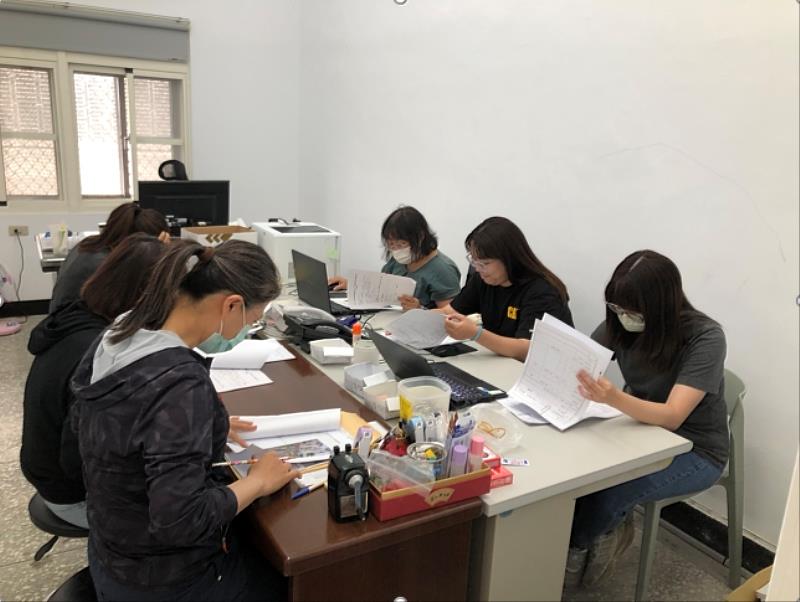 南市經發局動員人力展現效率，因此就店家援助無論是收件與核發慰助金，皆為率全臺之先！