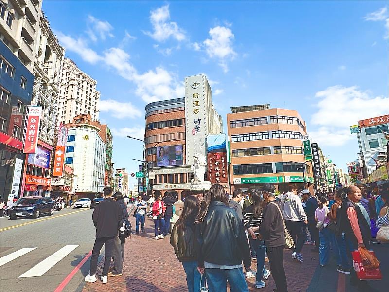 地王為城隍商圈鄰中山路角地。