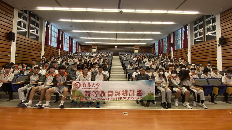 南華大學生命教育中心結合高教深耕計畫推動生命教育與關懷講座，至國立暨南國際大學附屬高級中學進行演講大合照。