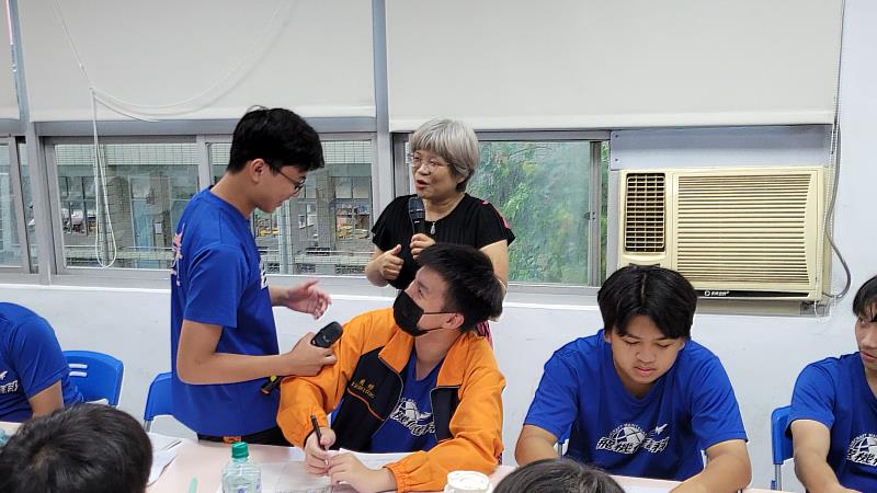 南華大學生命教育中心結合高教深耕計畫推動生命教育與關懷講座，至高雄市大榮高級中學演講，並與學生互動。