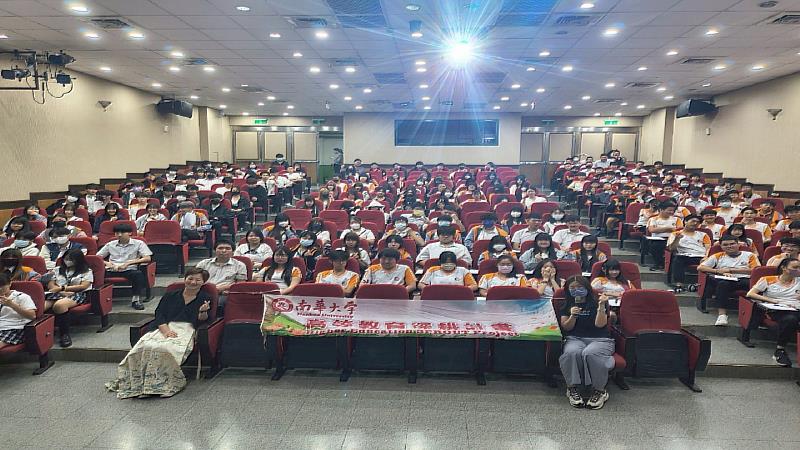 南華大學生命教育中心結合高教深耕計畫推動生命教育與關懷講座，至臺中市私立青年高級中學進行演講並大合照。
