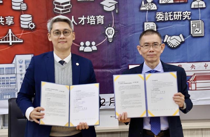 消防局副局長陳家慶（左）與中央警察大學警察科技學院院長吳貫遠（右）代表雙方簽署MOU。