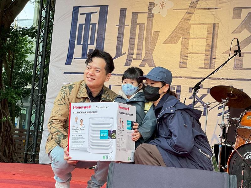 副市長邱臣遠抽出大獎，頒發給幸運民眾。